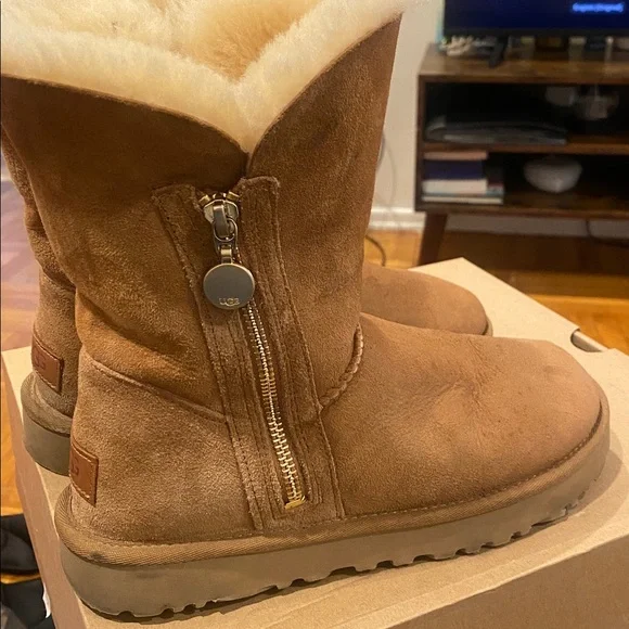 Authentic UGG Tan Sheepskin Boots - Picture 5 of 12